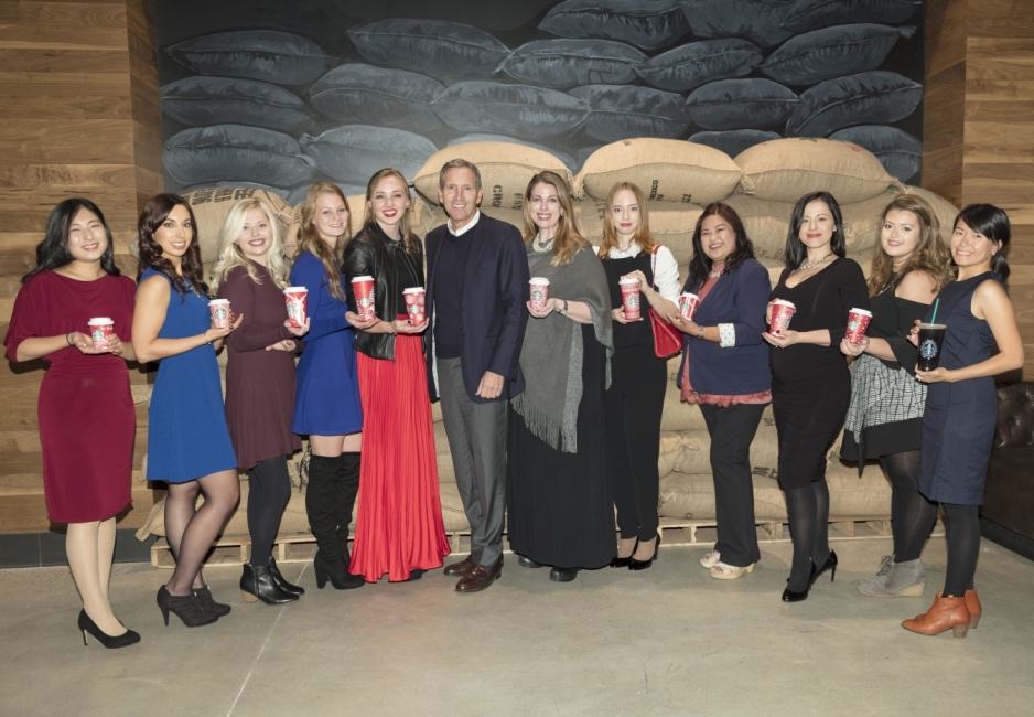 Howard Schultz with the 13 holiday cup designers (Image via Starbucks)