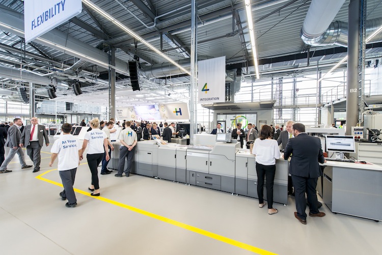 A demonstration of the digital printing system Linoprint C was well frequented at the opening of the new Print Media Centers Commercial.